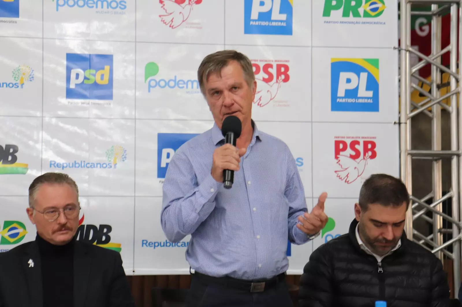 Durante encontrão de partidos em Rio Negro, Gari lança sua pré-candidatura a prefeito